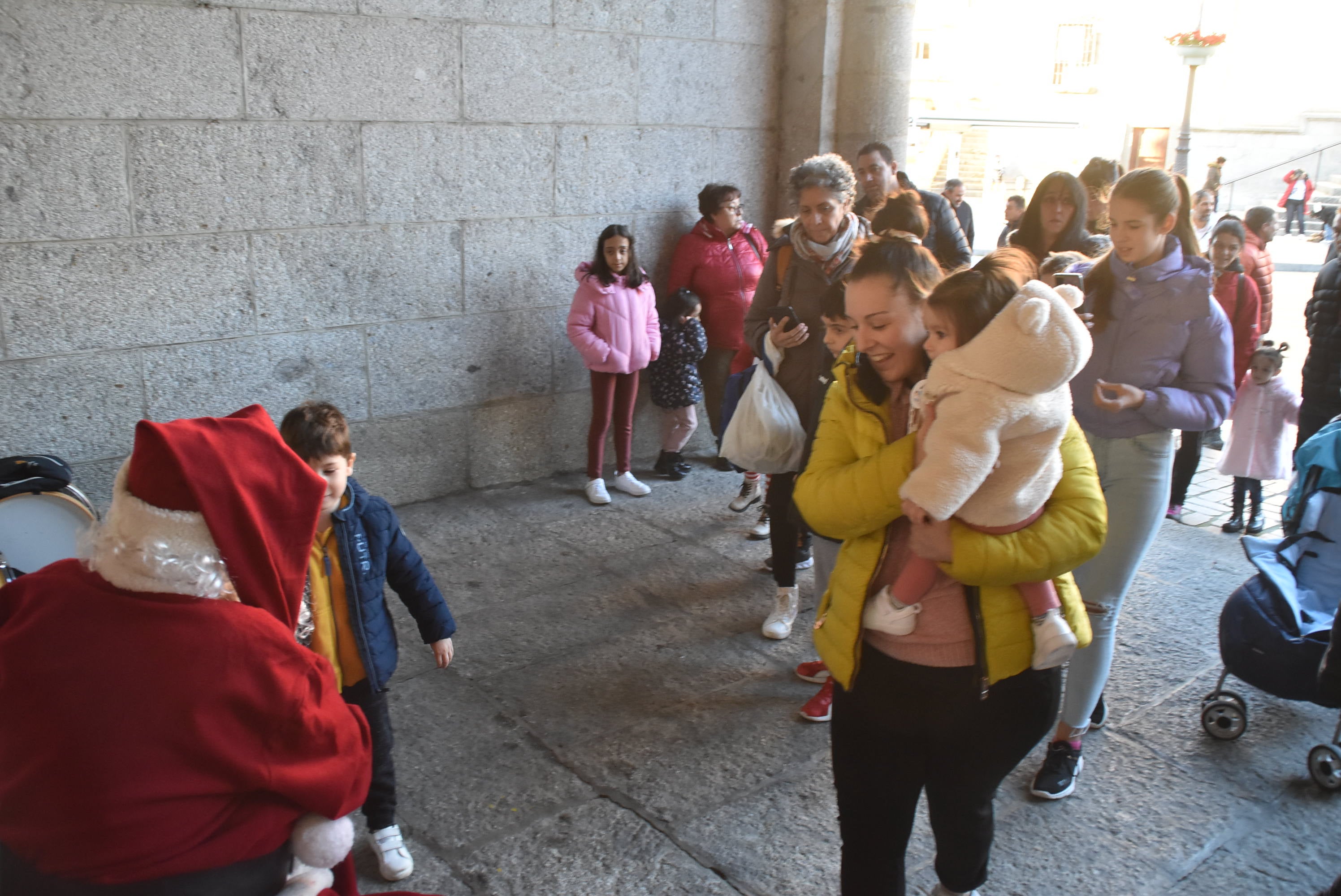 Los pequeños dan la bienvenida a Papá Noel en su visita a Béjar