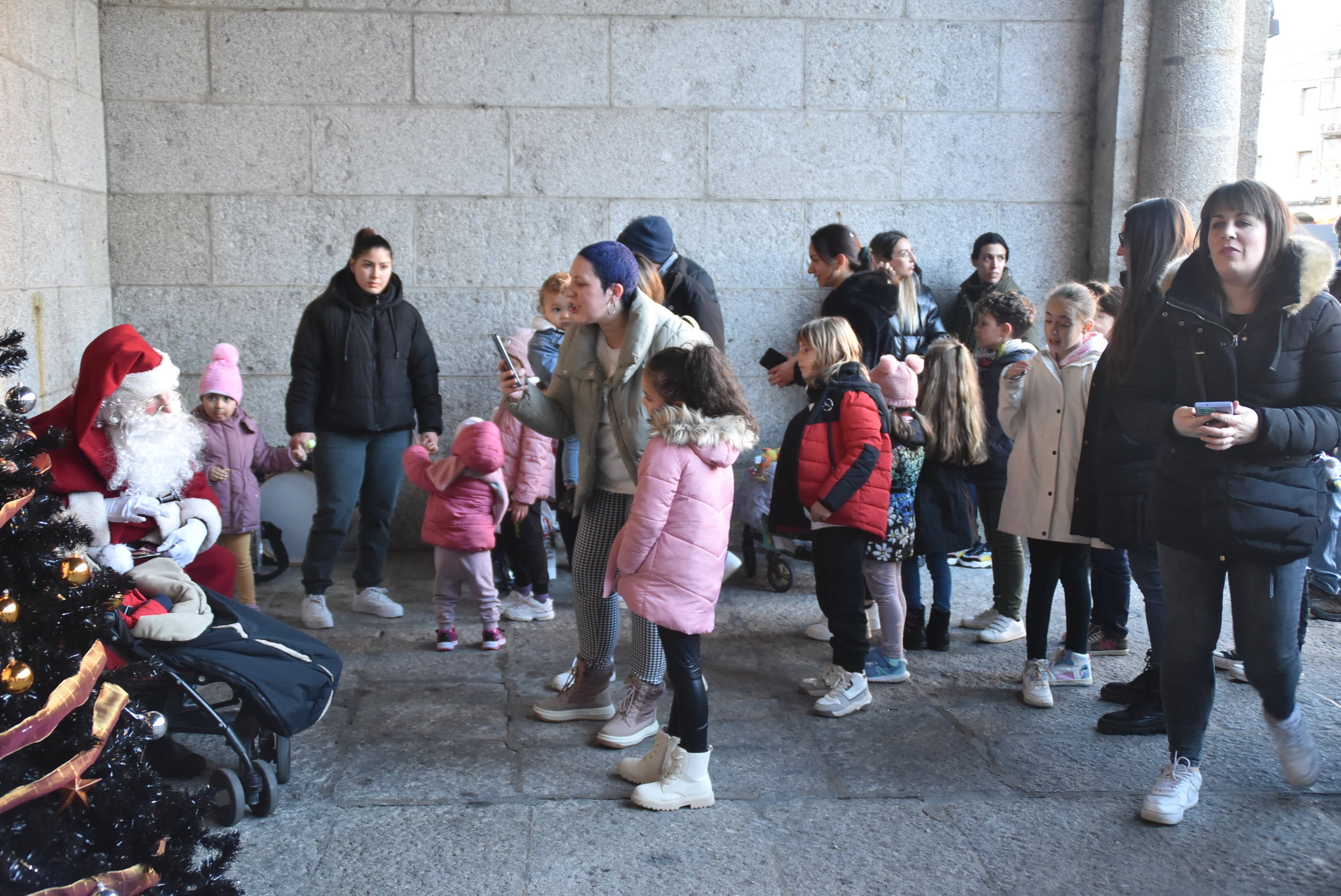 Los pequeños dan la bienvenida a Papá Noel en su visita a Béjar