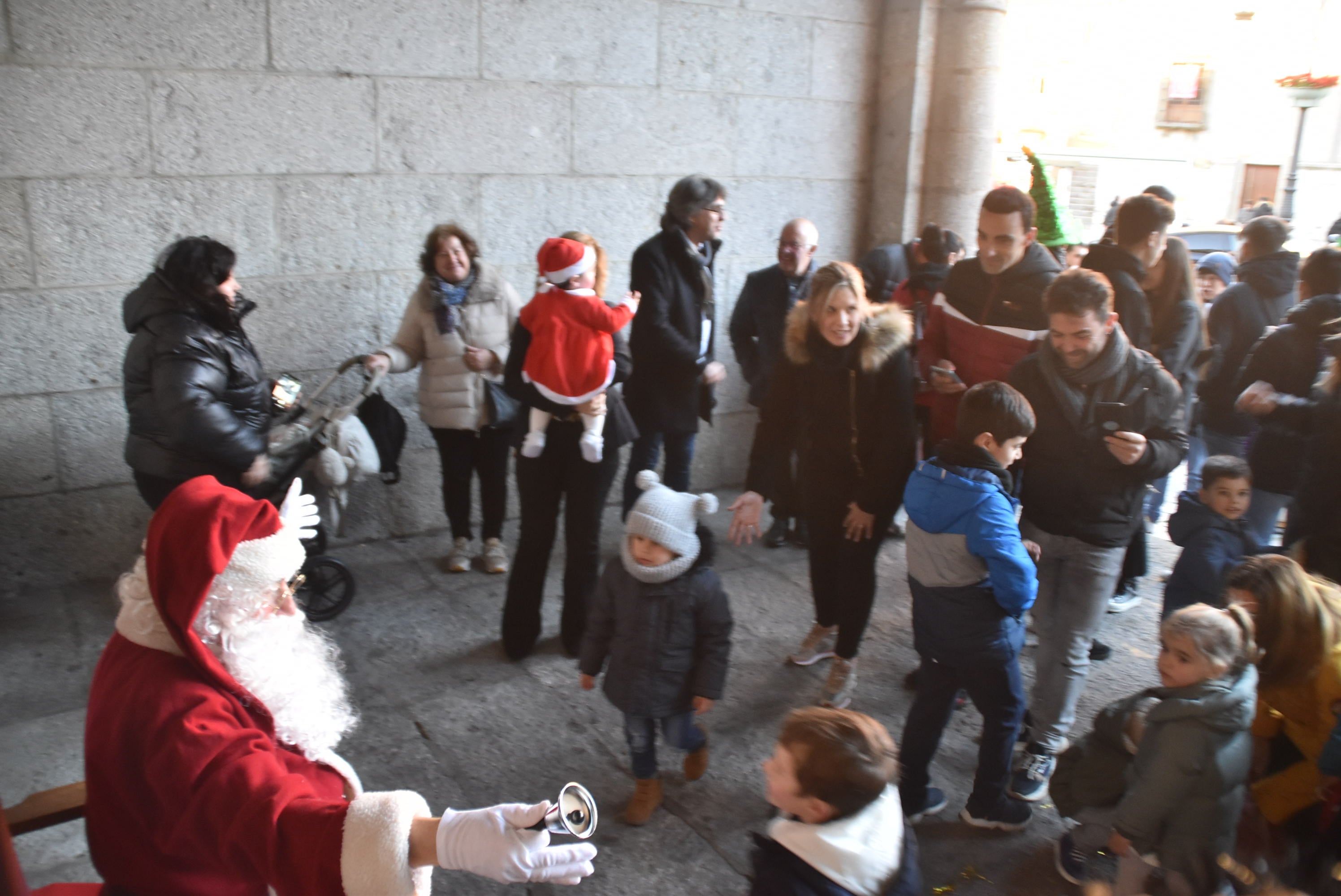 Los pequeños dan la bienvenida a Papá Noel en su visita a Béjar