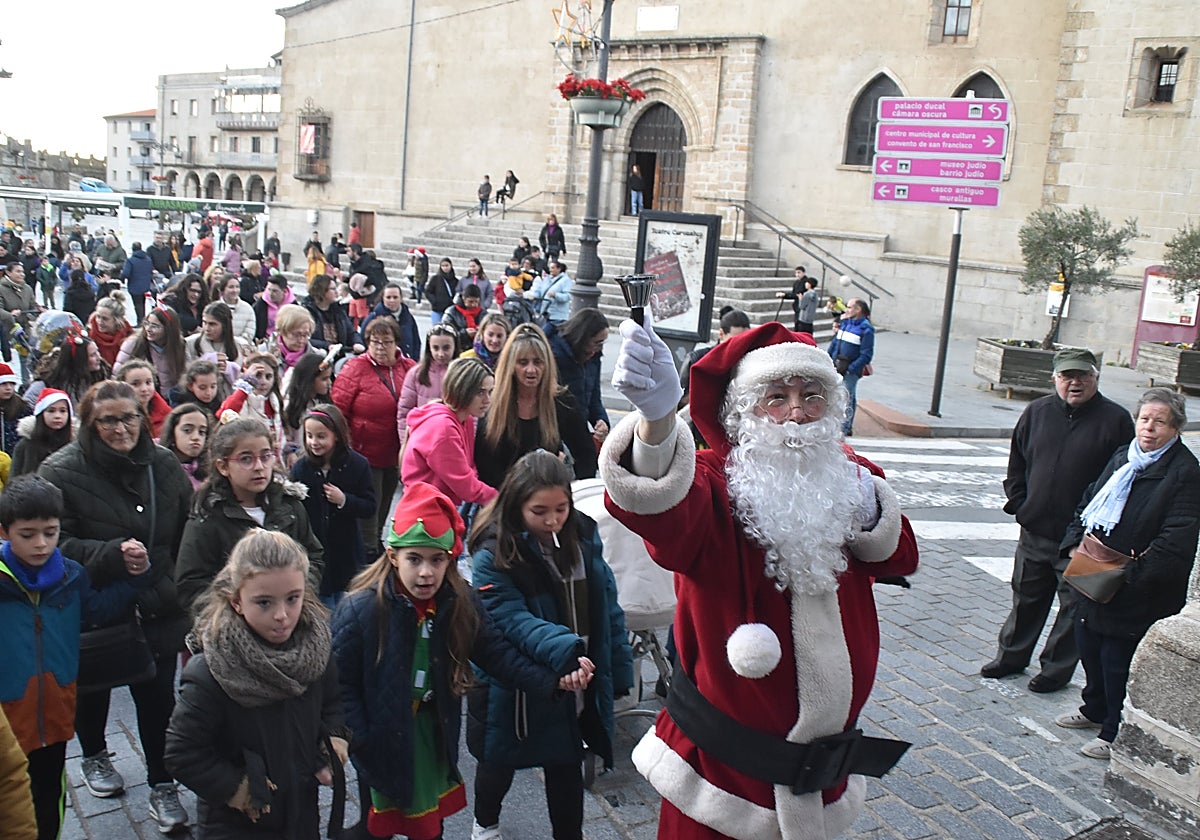 Los pequeños dan la bienvenida a Papá Noel en su visita a Béjar