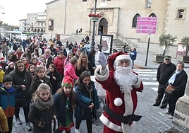 Imagen de Papá Noel en el inicio del recorrido por la calle Mayor hasta La Corredera