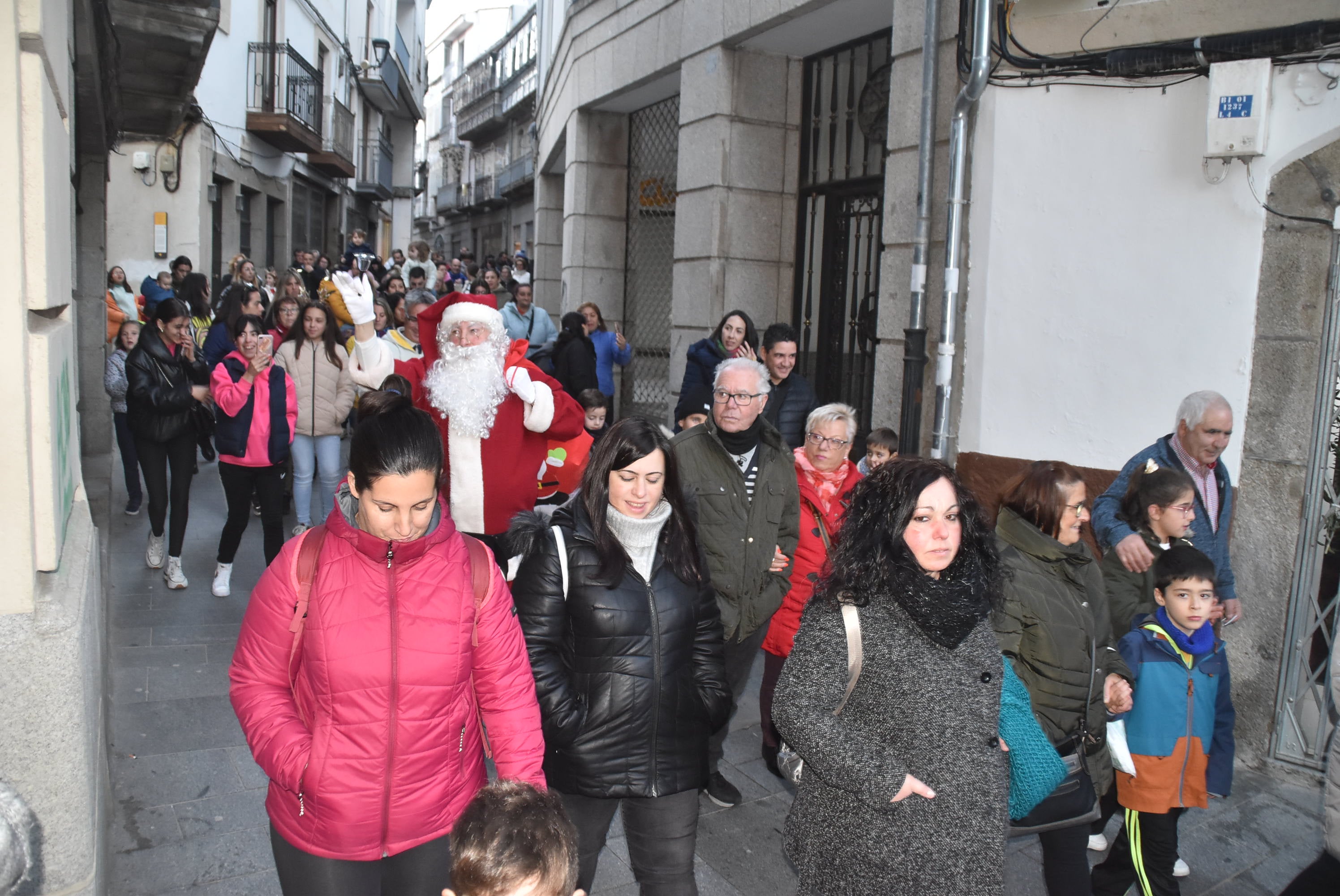 Los pequeños dan la bienvenida a Papá Noel en su visita a Béjar