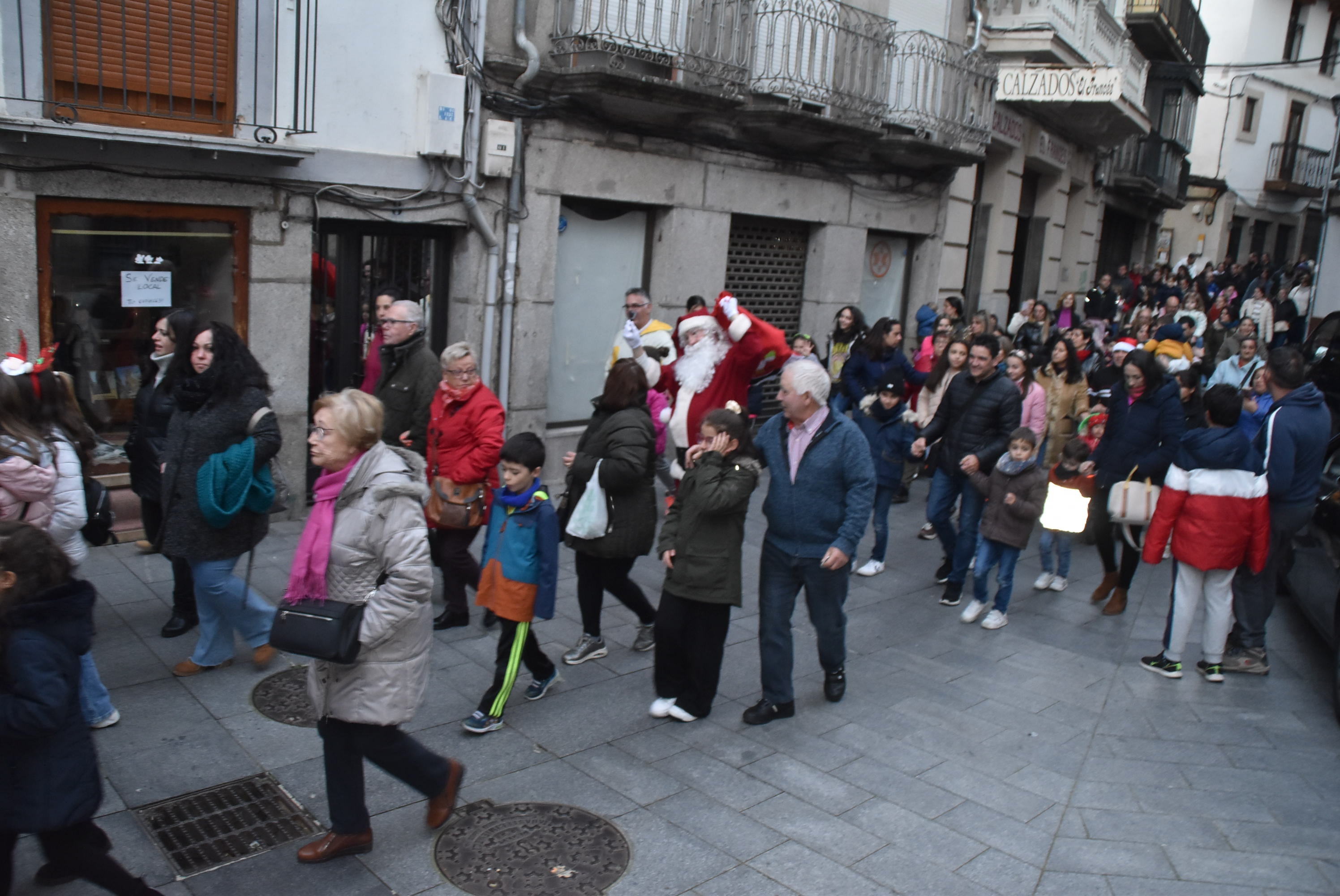 Los pequeños dan la bienvenida a Papá Noel en su visita a Béjar