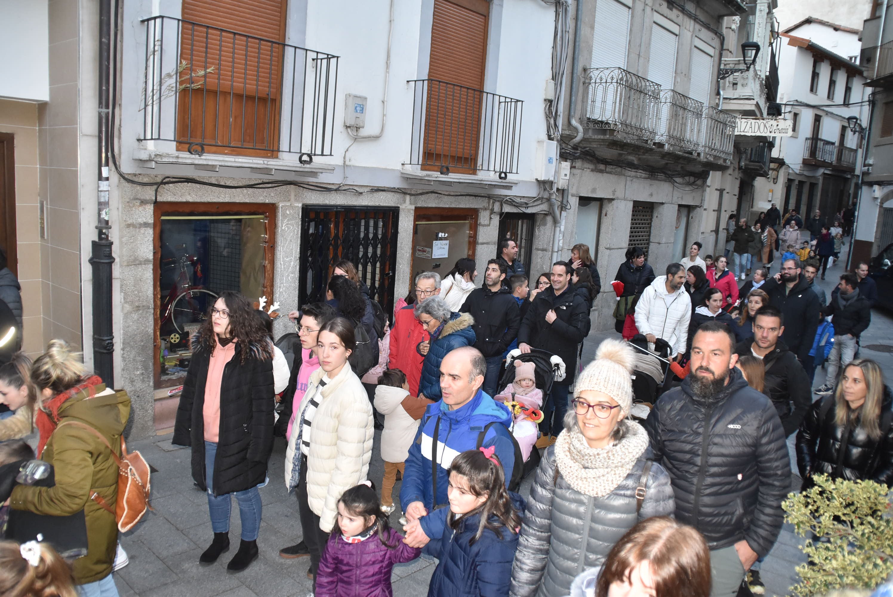 Los pequeños dan la bienvenida a Papá Noel en su visita a Béjar
