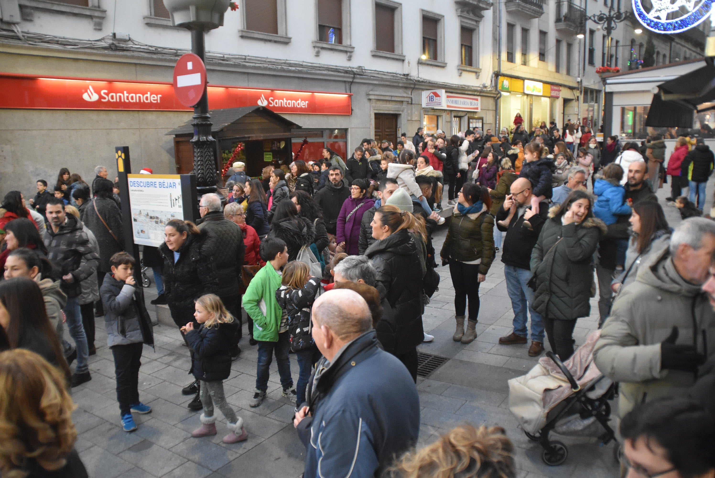 Los pequeños dan la bienvenida a Papá Noel en su visita a Béjar