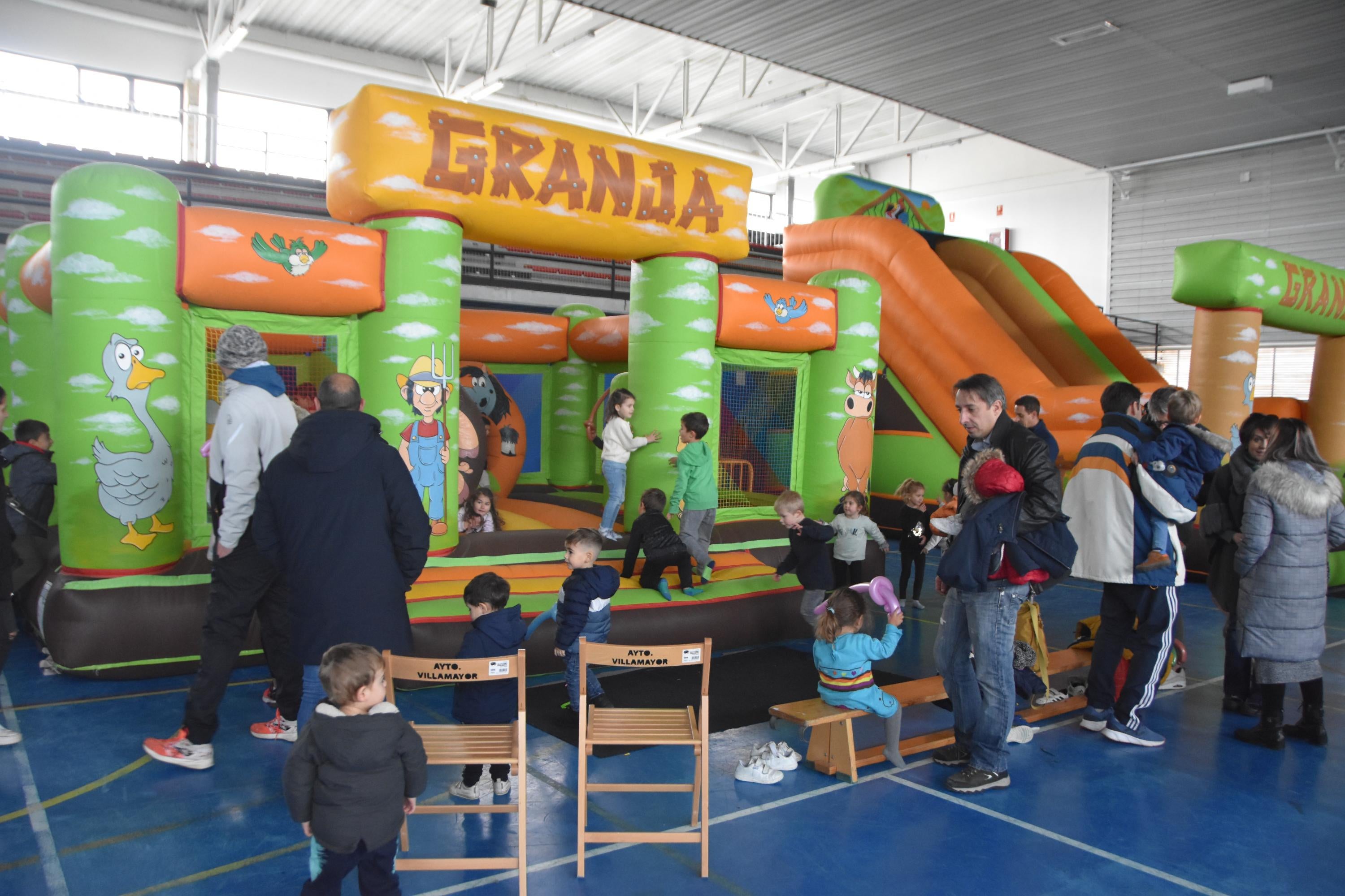 Hinchables y visita de Papá Noel para los niños de Villamayor