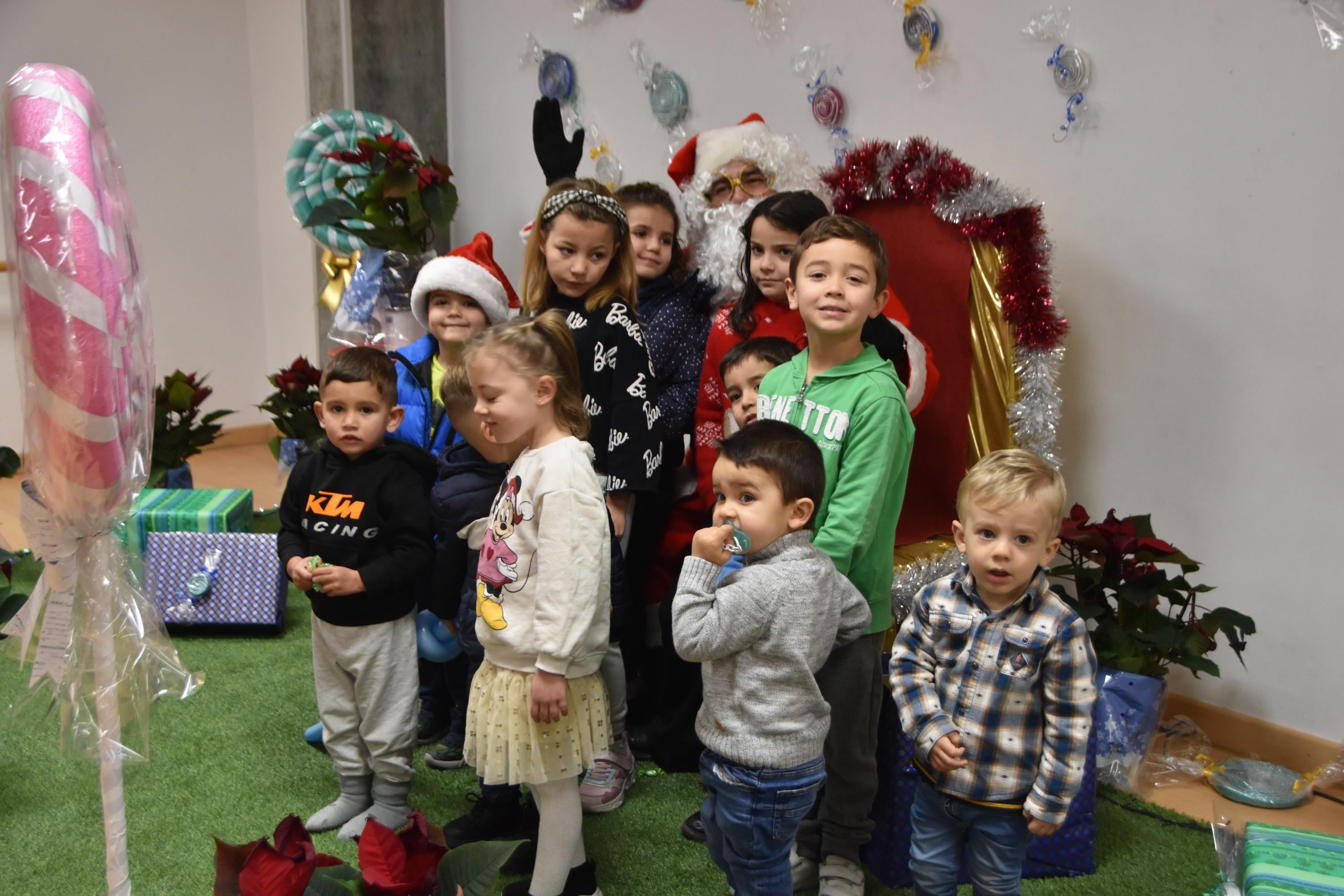 Hinchables y visita de Papá Noel para los niños de Villamayor