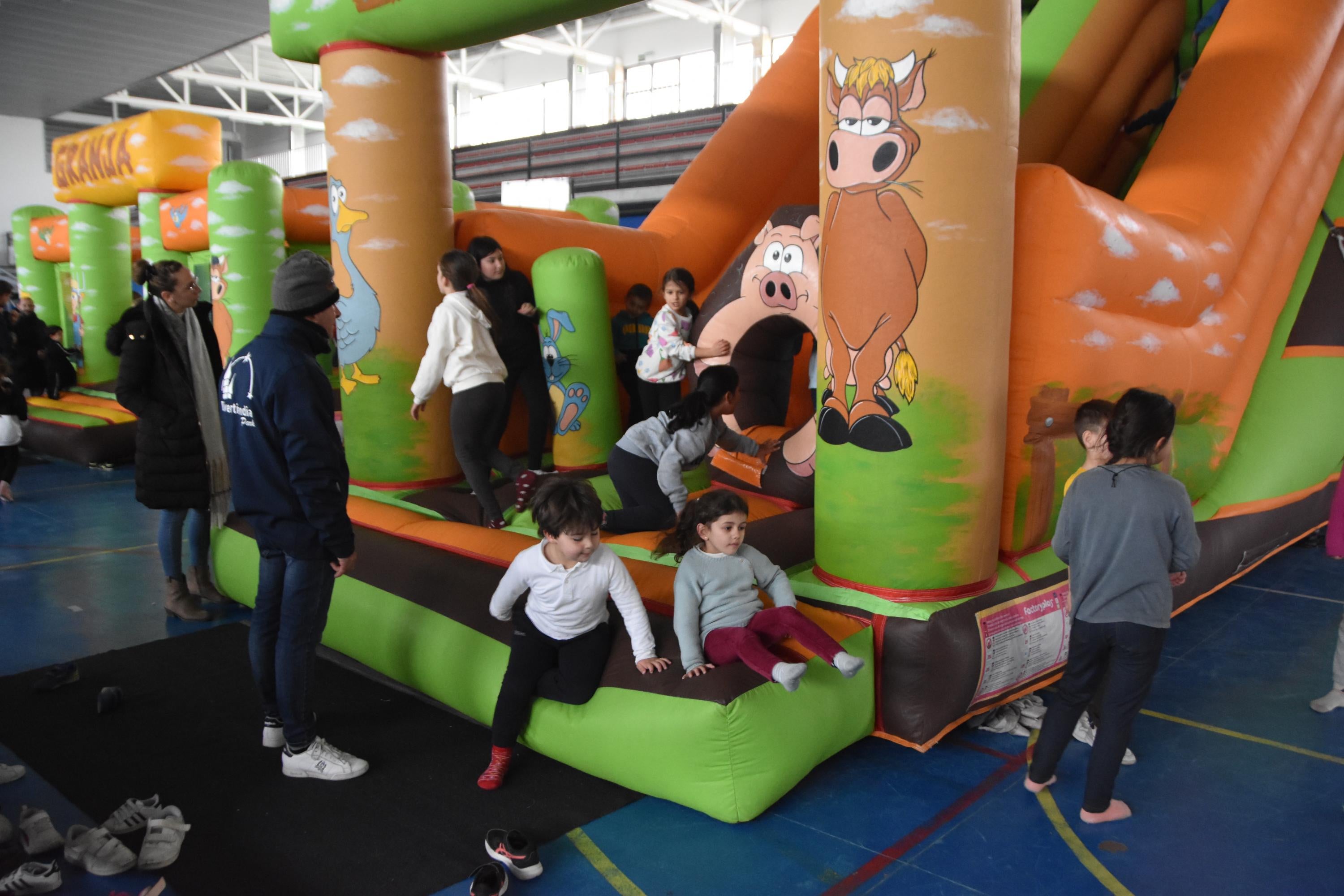 Hinchables y visita de Papá Noel para los niños de Villamayor