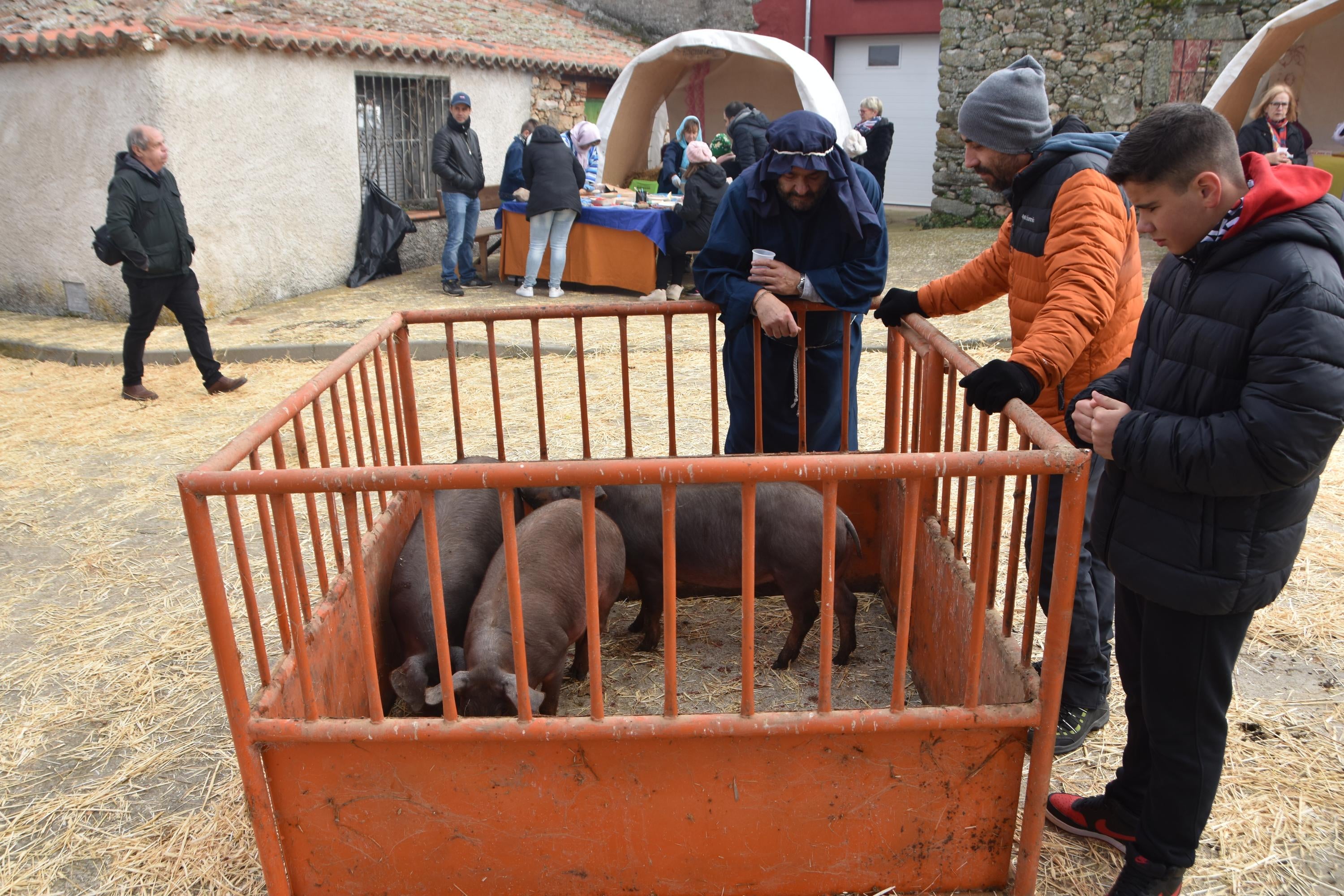 Cientos de personas participan en el espectacular belén de Valdemierque