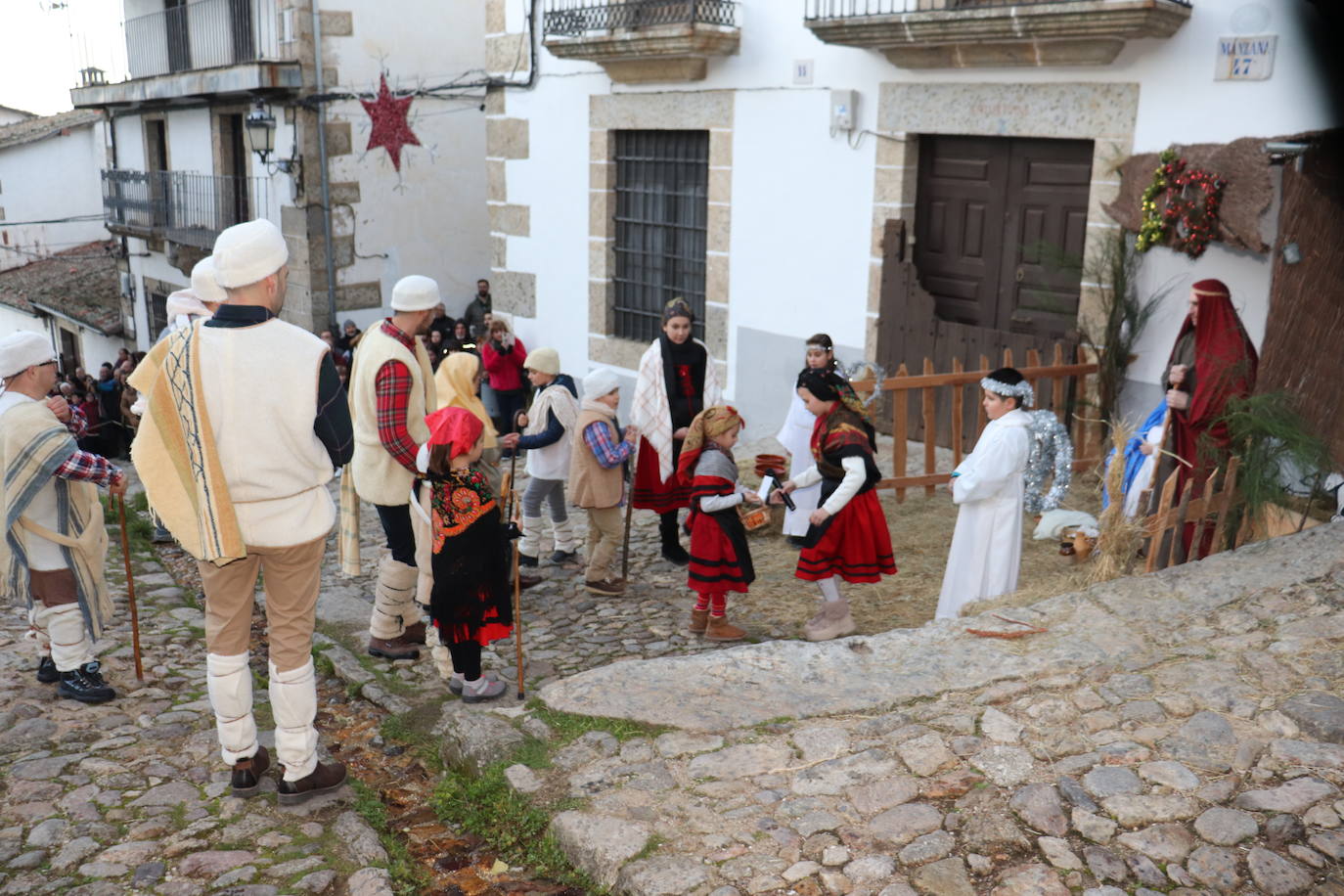 La Cuesta de la Romana de Candelario alumbra el nacimiento del Niño Jesús