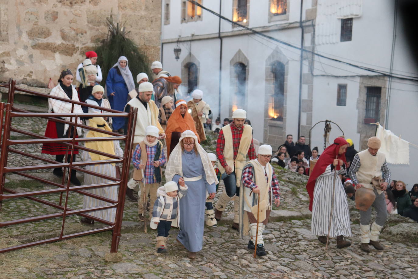 La Cuesta de la Romana de Candelario alumbra el nacimiento del Niño Jesús