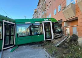 Trece heridos tras un espectacular accidente entre un tranvía y una furgoneta en Madrid