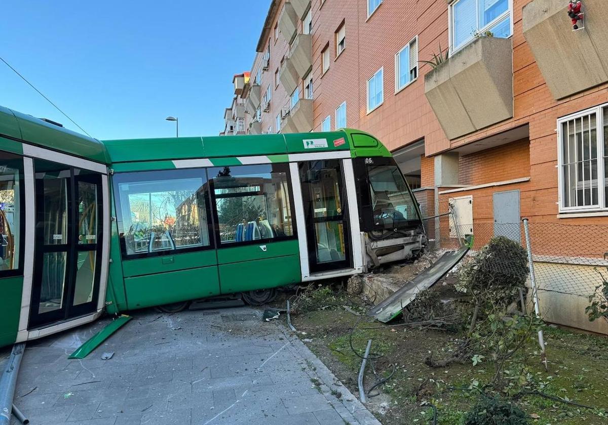 Trece heridos tras un espectacular accidente entre un tranvía y una furgoneta en Madrid