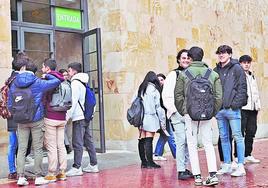 Alumnos en el campus Miguel de Unamuno de la Universidad de Salamanca.