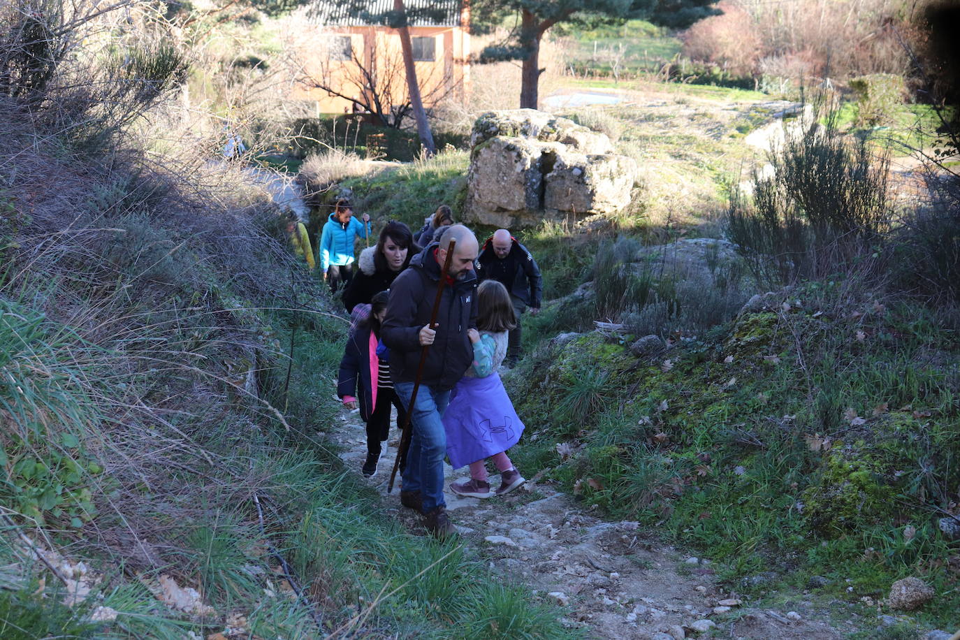 Montemayor del Río no falta a su tradición con los campanillos en la tarde de Nochebuena