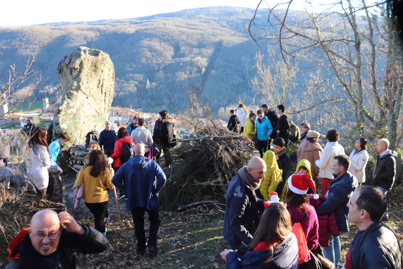 Montemayor del Río no falta a su tradición con los campanillos en la tarde de Nochebuena