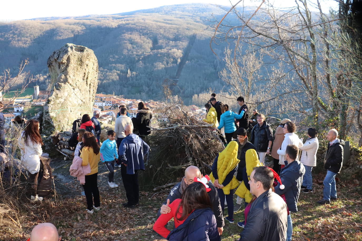 Montemayor del Río no falta a su tradición con los campanillos en la tarde de Nochebuena