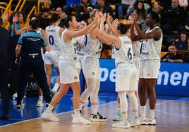 Las jugadoras de Avenida, preparadas para comenzar el choque contra la Virtus.