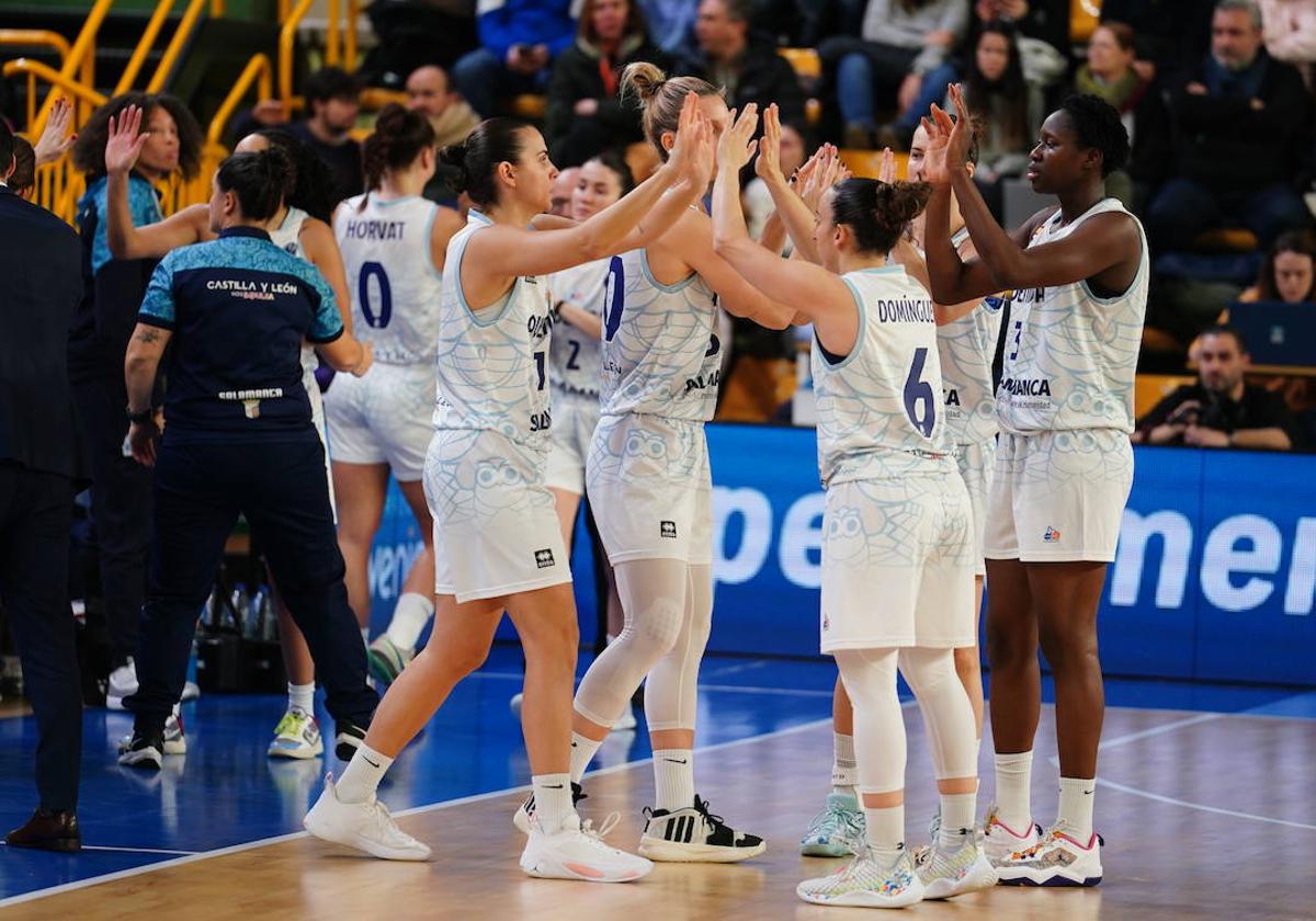 Las jugadoras de Avenida, preparadas para comenzar el choque contra la Virtus.