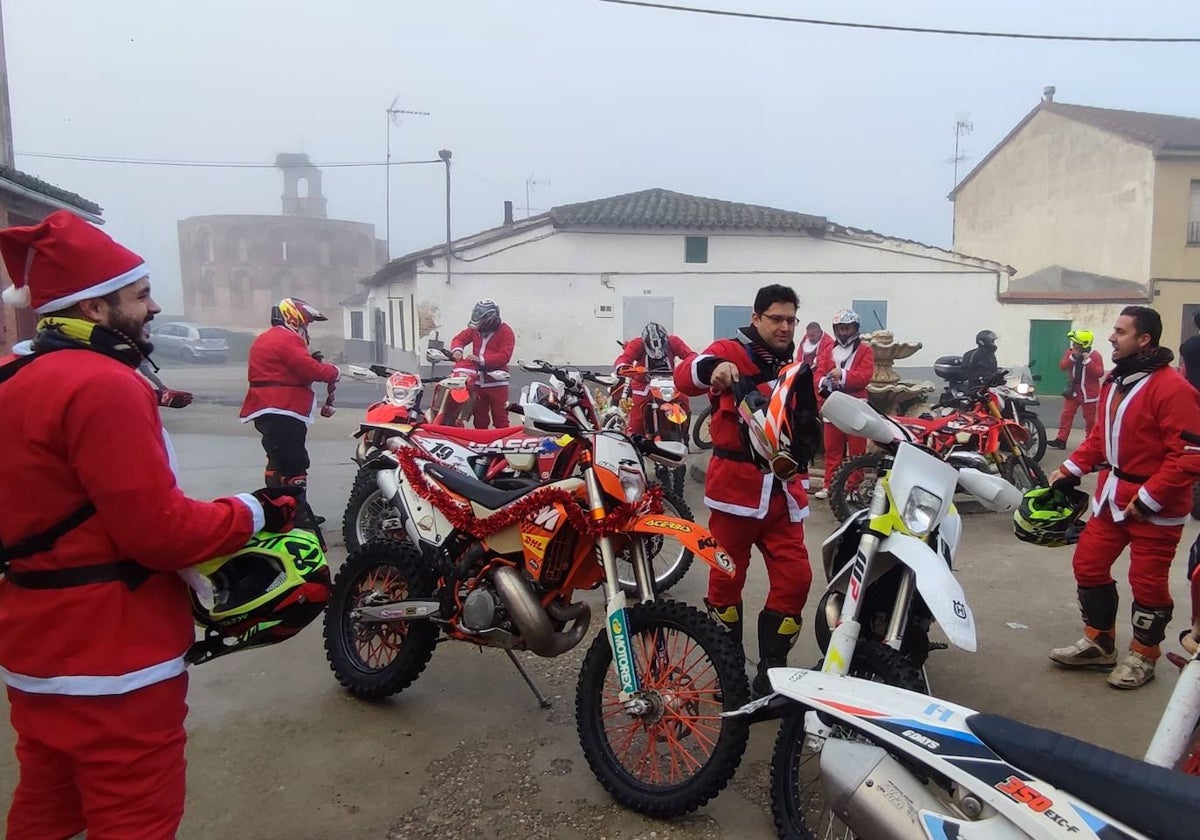 Participantes en la ruta Moto Noel preparándose en Cantaracillo.