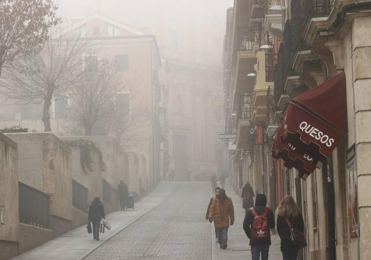 Una imagen de archivo en la que la densa niebla no dejaba ver apenas la Clerecía.