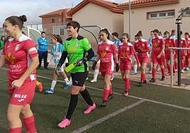 Las jugadoras del Navega B de Regional Femenina, saltando al campo para iniciar un encuentro.