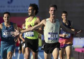 Mario García Romo, superando a Katir en los 1.500 metros del Campeonato de España de 2022 en Nerja.