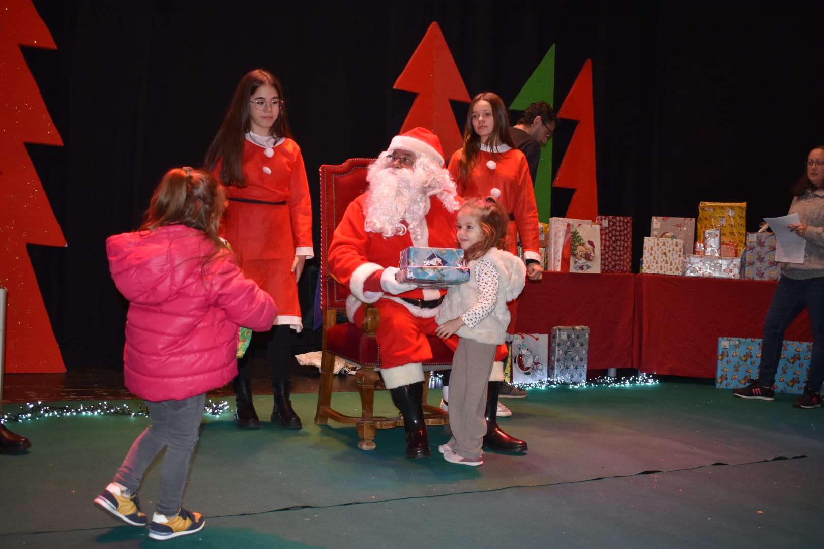 Alba sale a la calle con la cabalgata de Santa Claus