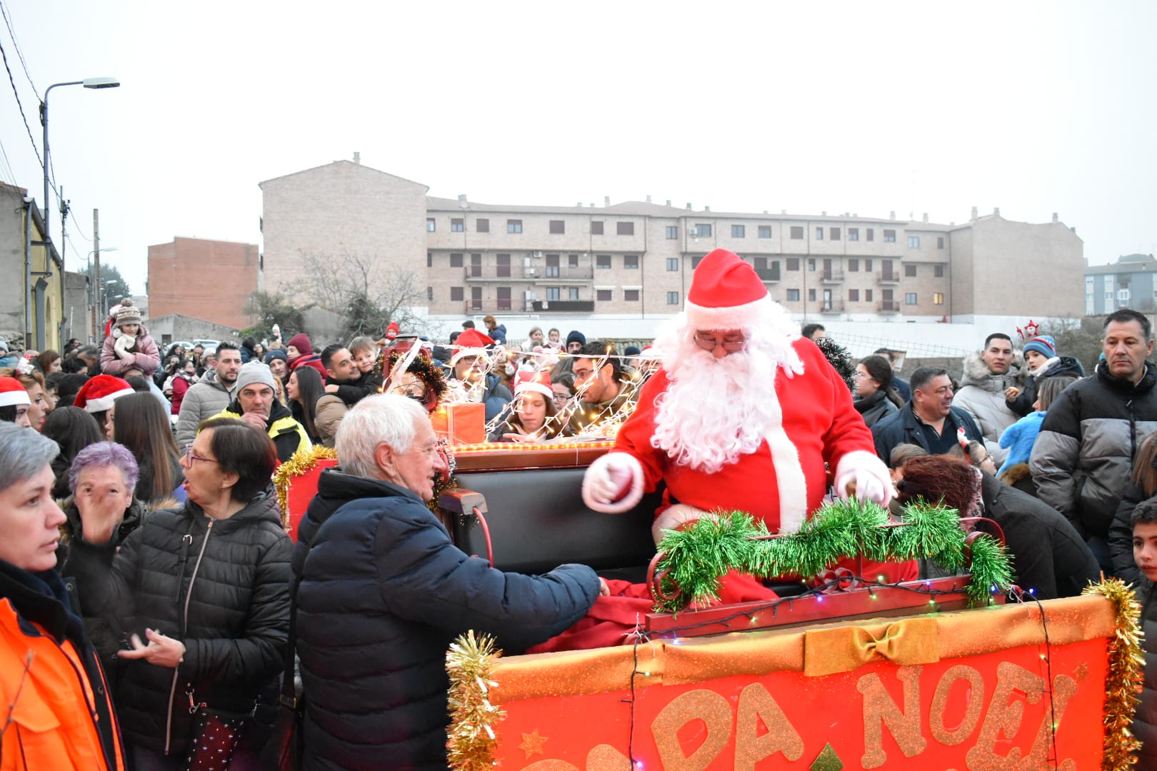 Alba sale a la calle con la cabalgata de Santa Claus