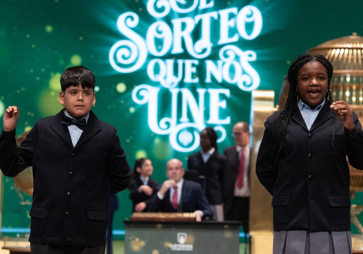 Dos de los niños de San Ildefonso durante el sorteo.