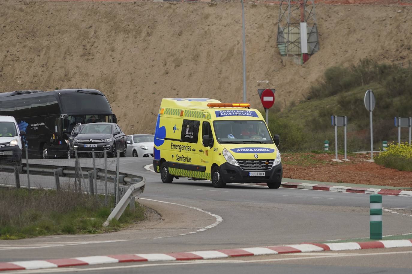 Un herido al chocar una furgoneta y un camión en Pedrosillo el Ralo