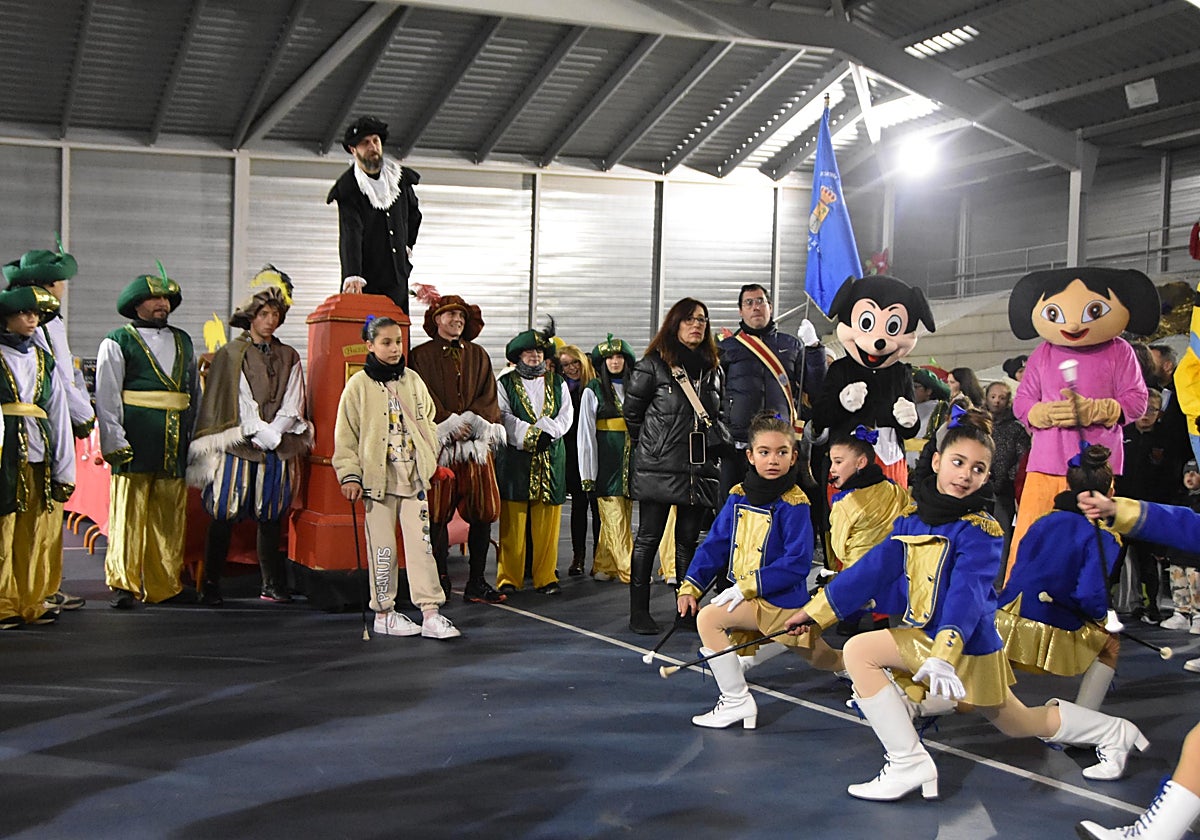 Música y alegría para recibir al cartero real en Carbajosa