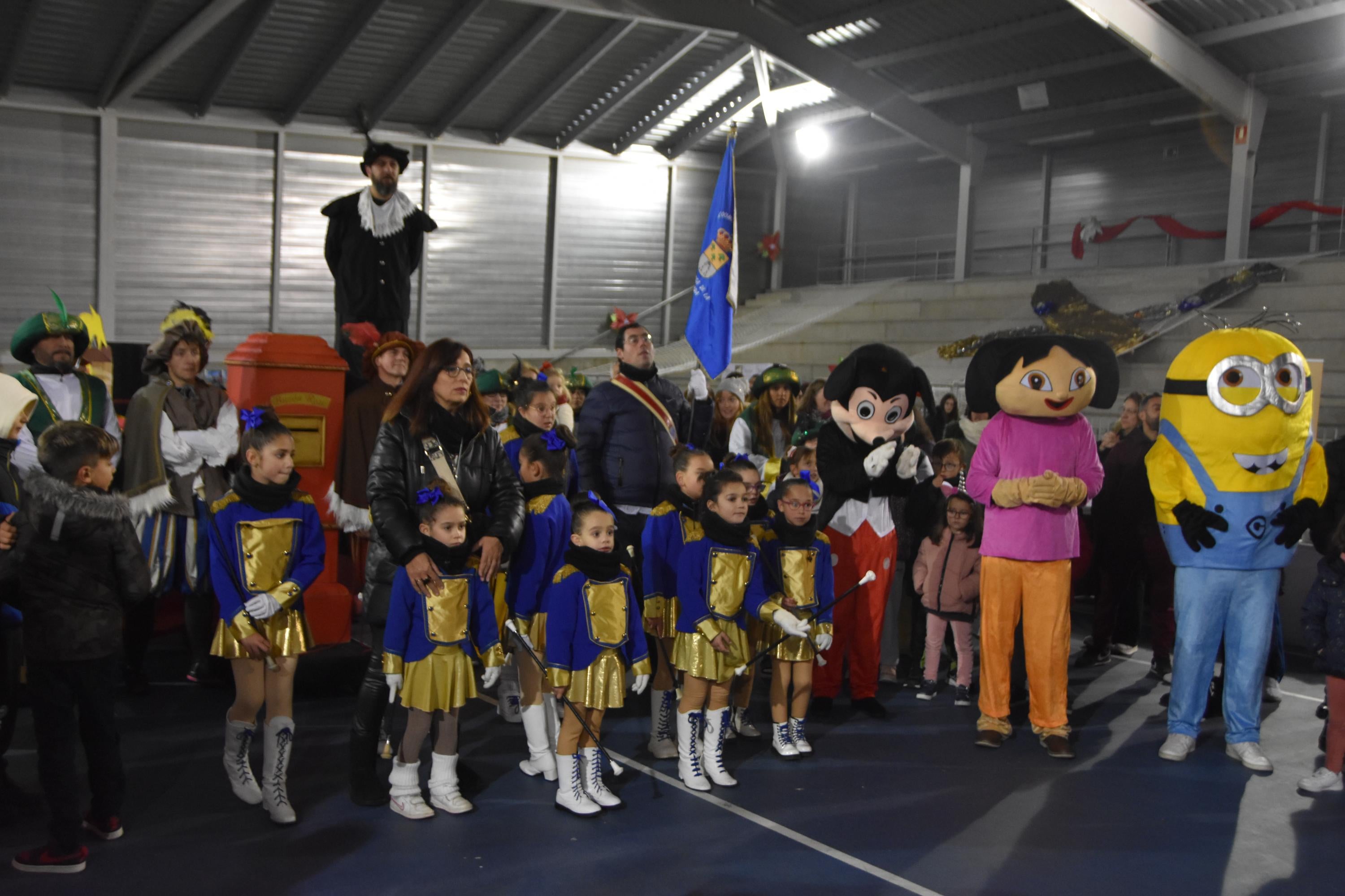 Música y alegría para recibir al cartero real en Carbajosa