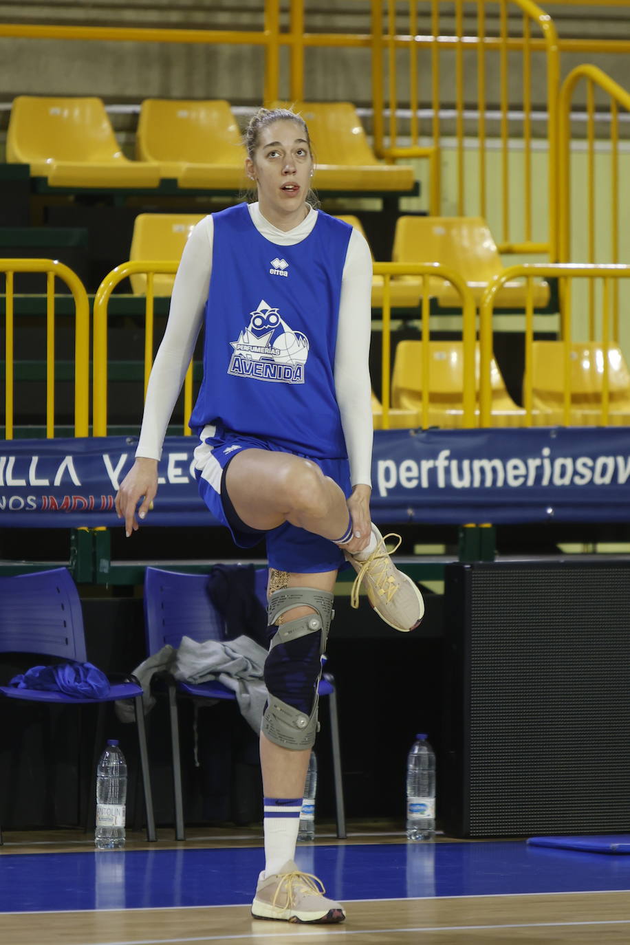 Hatar exhibe sus 2,08 en su primer entrenamiento con Avenida