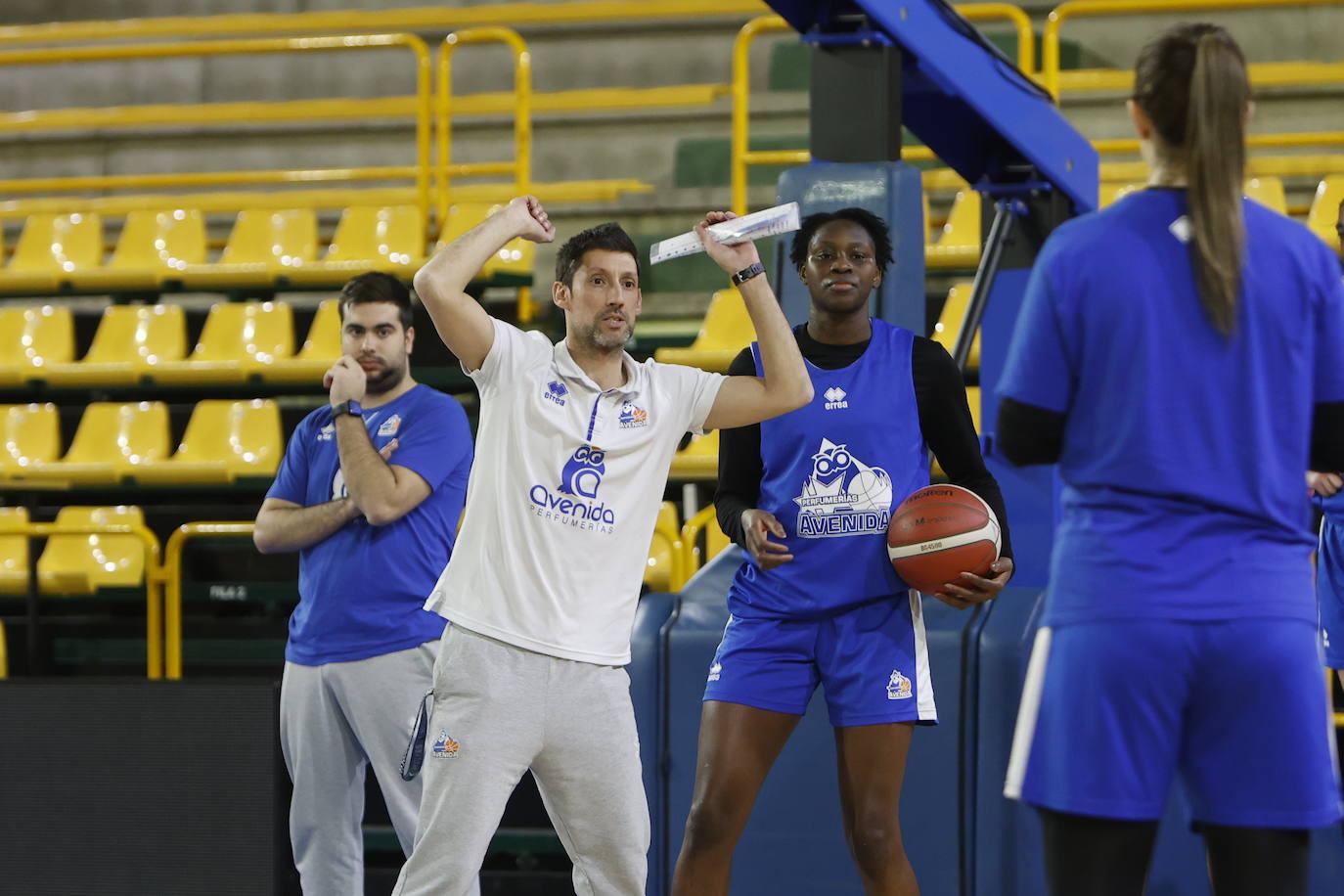 Hatar exhibe sus 2,08 en su primer entrenamiento con Avenida