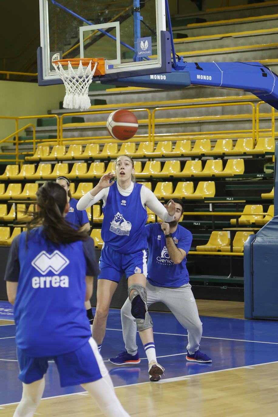 Hatar exhibe sus 2,08 en su primer entrenamiento con Avenida