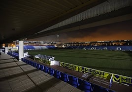 Vista nocturna del estadio Reina Sofía.