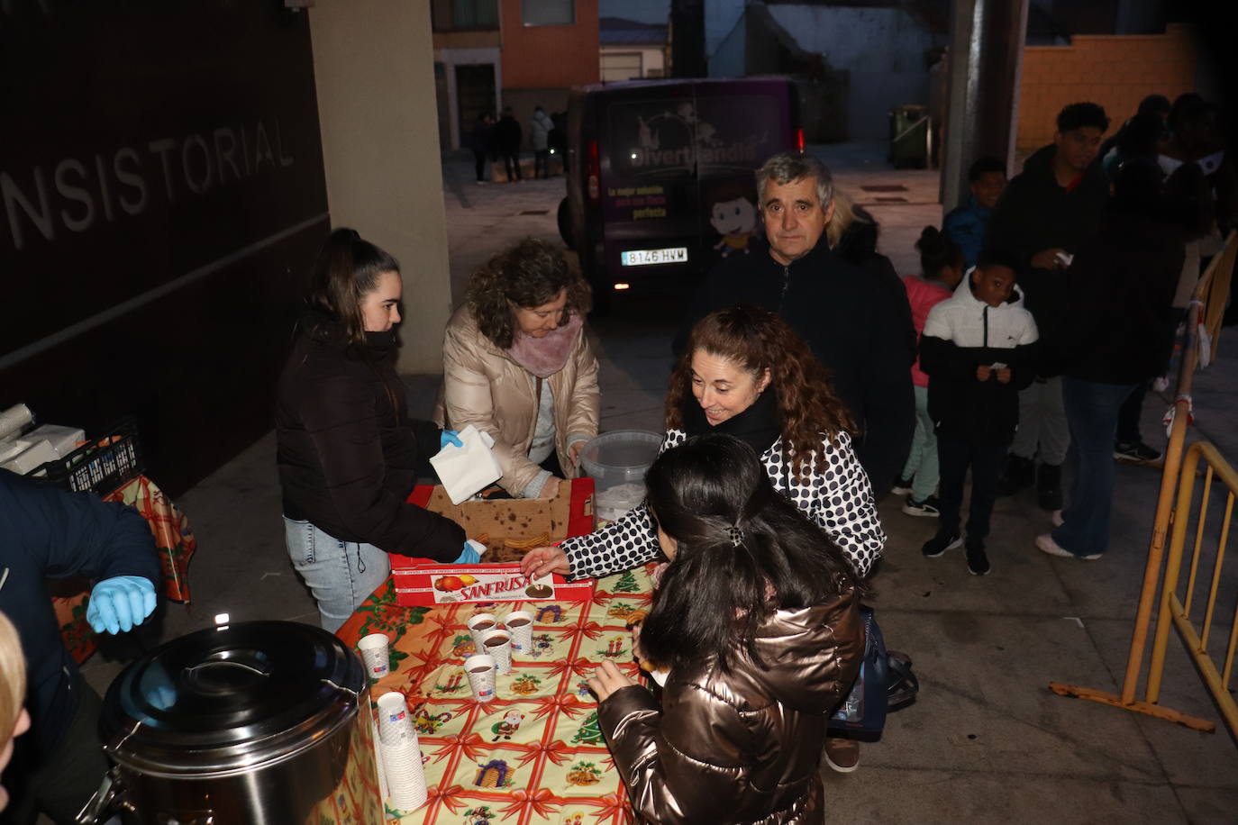 Guijuelo muestra su lado más solidario con la chocolatada de la Plaza Mayor