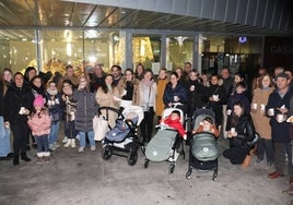 Familiares de Lucas, amigos, vecinos y autoridades, durante la celebración de la chocolatada