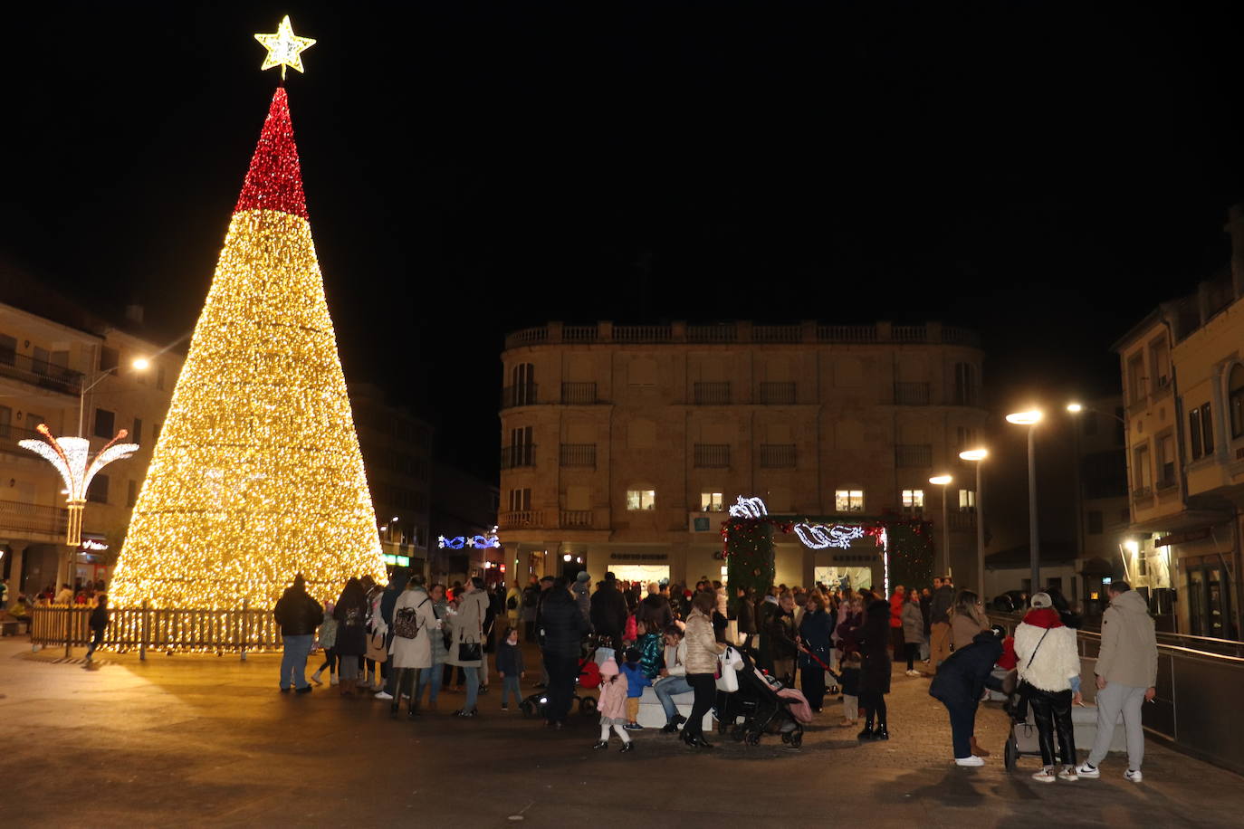 Guijuelo muestra su lado más solidario con la chocolatada de la Plaza Mayor