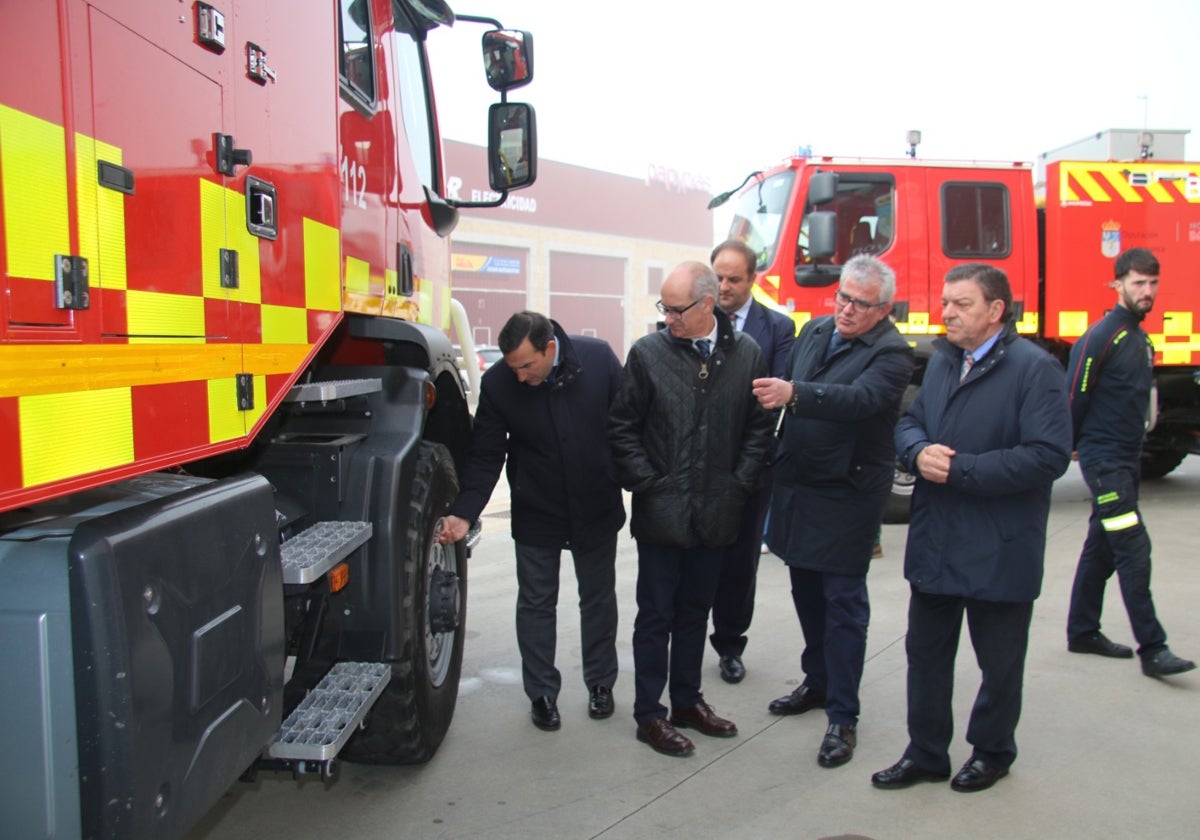 Eloy Ruiz, Javier Iglesias, Roberto Martín, Emilio Arroita y Luis Miguel González, en la presentación de los dos camiones en Villares