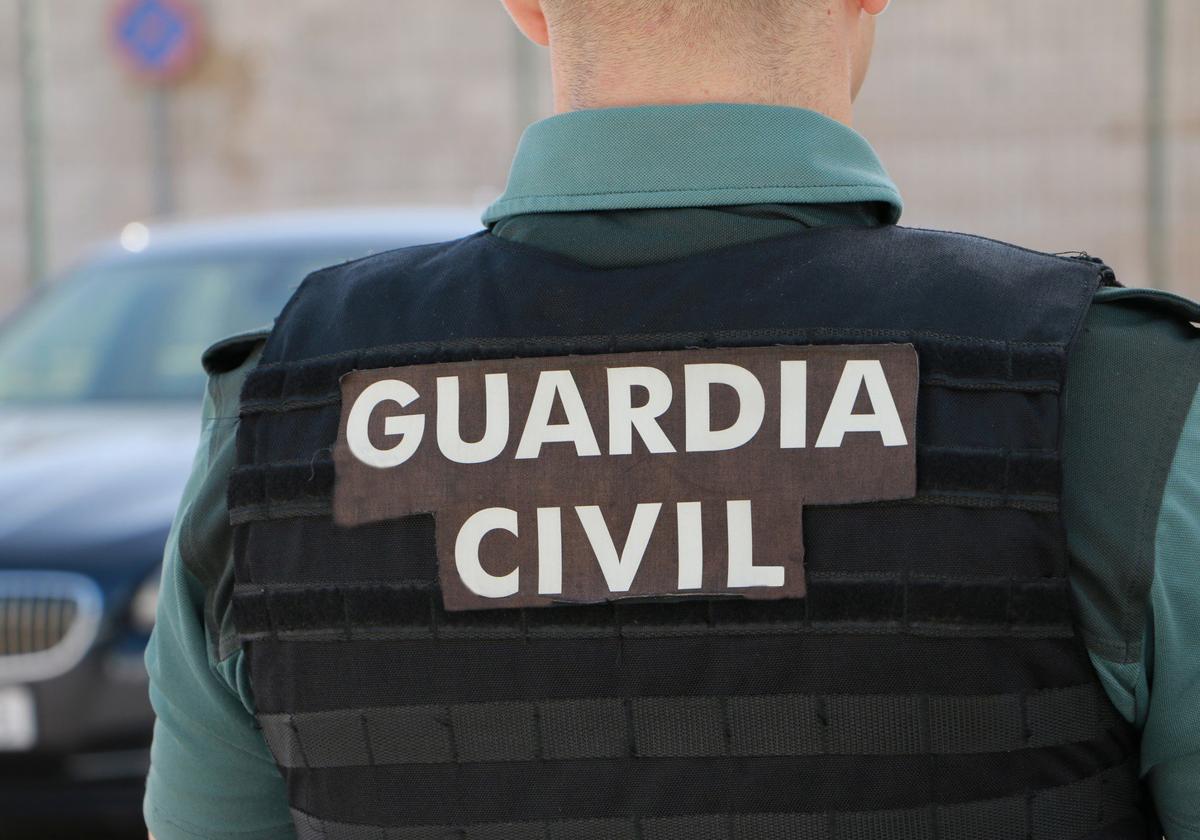 La Guardia Civil busca al presunto autor de los hechos.