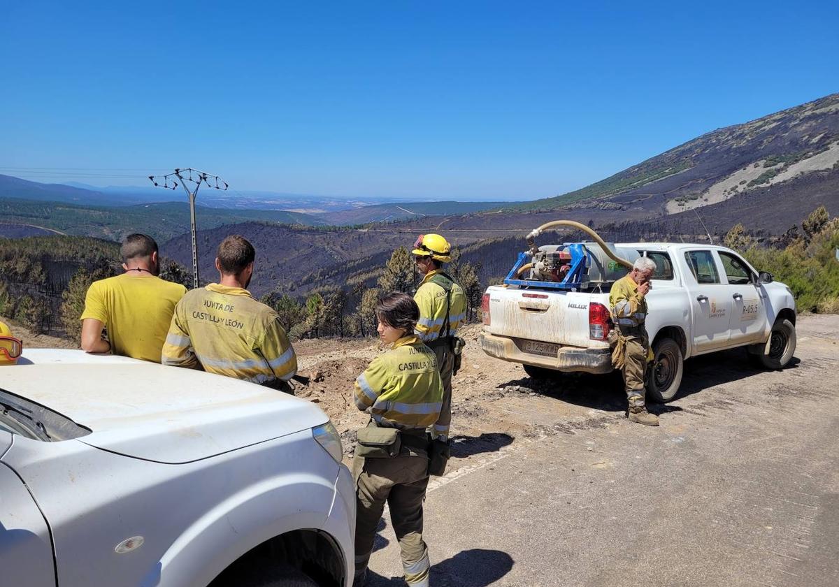 Cuadrillas de la Junta de Castilla y León descansan durante la extinción de un incendio en la provincia.