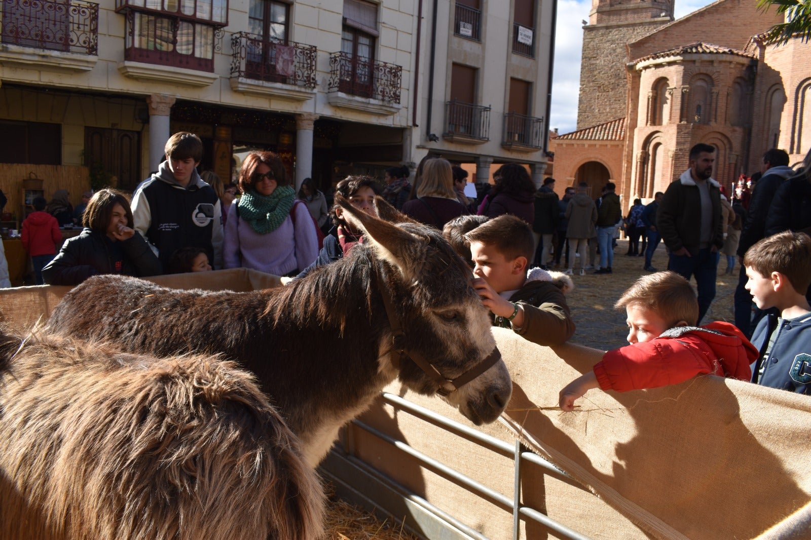 La Plaza Mayor de Alba de Tormes convertida en Belén después de más de quince años