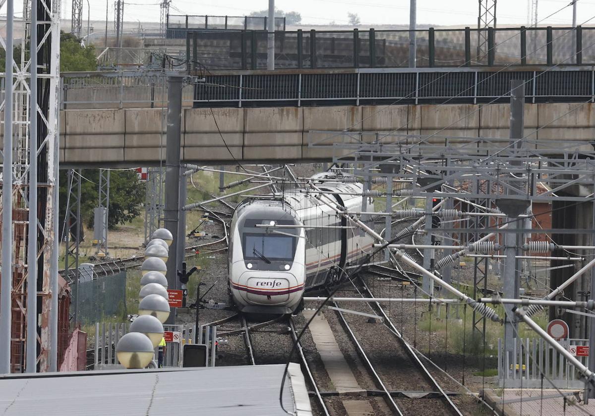 Llegada del Alvia a la estación de Salamanca.