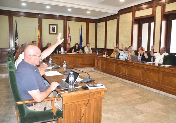 Imagen de la oposición votando en contra del dictamen de la Comisión Mixta de Participación Ciudadana en el pleno del mes de agosto.