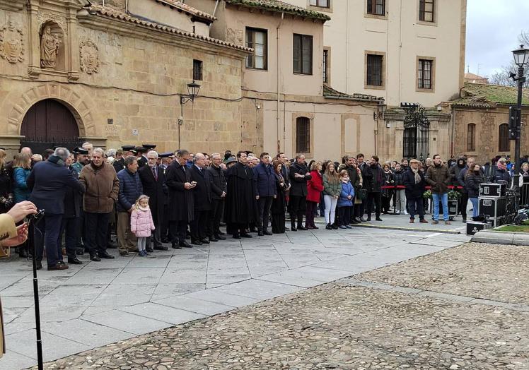 Imagen principal - Emotiva ofrenda floral a Unamuno para despedir el año