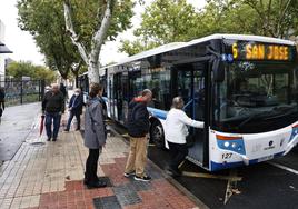 Varios usuarios suben al autobús urbano en Salamanca.