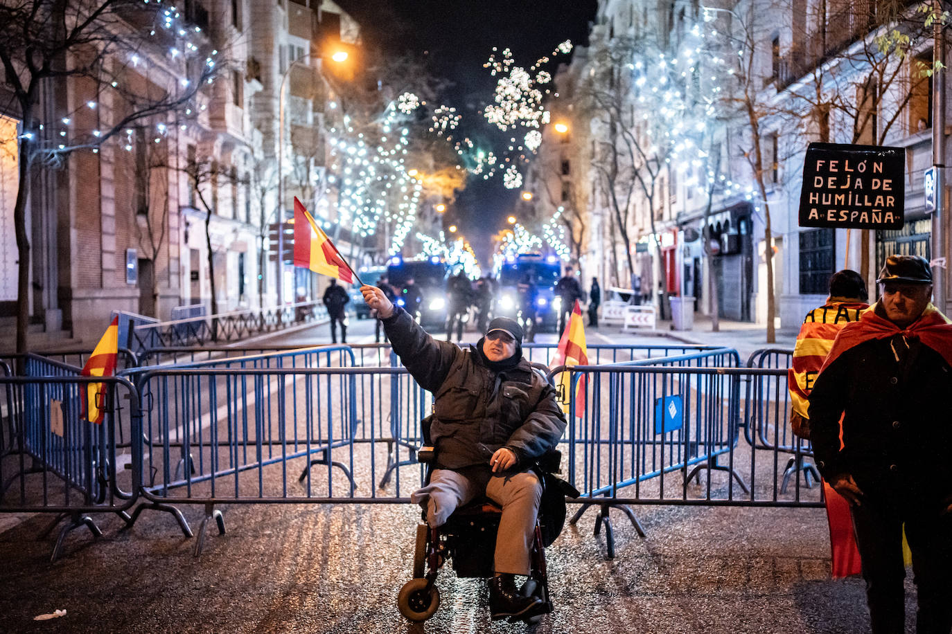 Apalean un muñeco de Pedro Sánchez en la concentración de Nochevieja frente a Ferraz