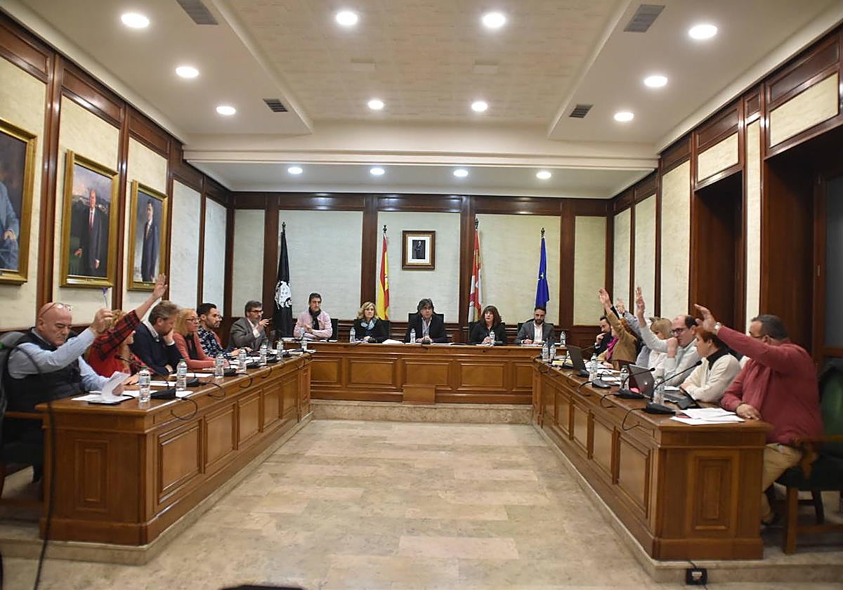 Imagen de una votación en Béjar que, con su mayoría, logra desde el pasado mes de octubre frenar las propuesta del equipo de Gobierno.